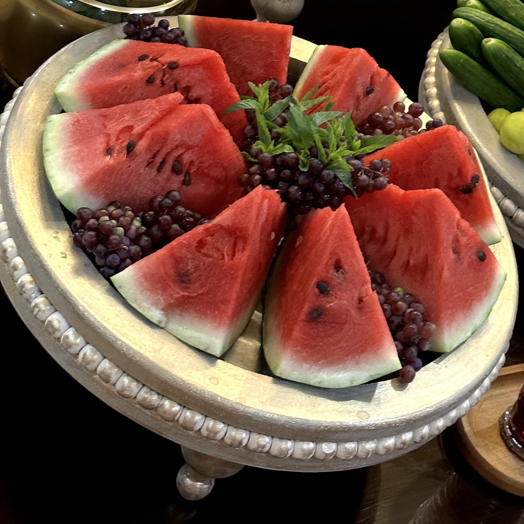 ظرف پذیرایی میوه، از مجموعه سرویس پذیرایی مهره دار، قطر 35 وارتفاع اینکار 15، رنگ فیلی با پتینه طلایی