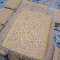 حلوا ارده خانگی با تزئین کنجد