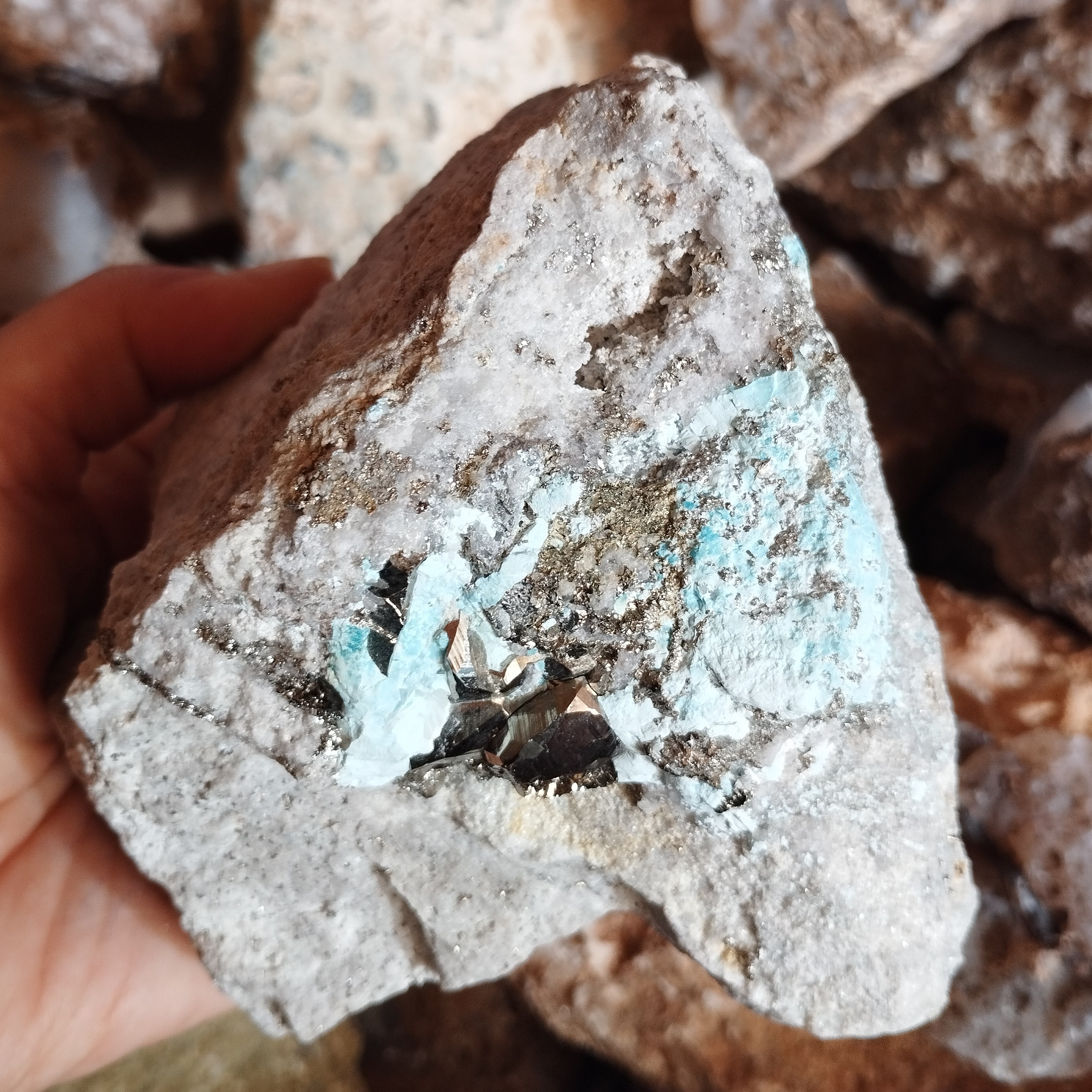 سنگ راف فیروزه با پیریت طلایی با بلور های زیبا فوق کلکسیونی و مناسب دکور  معدنی و اصل از معدن کرمان