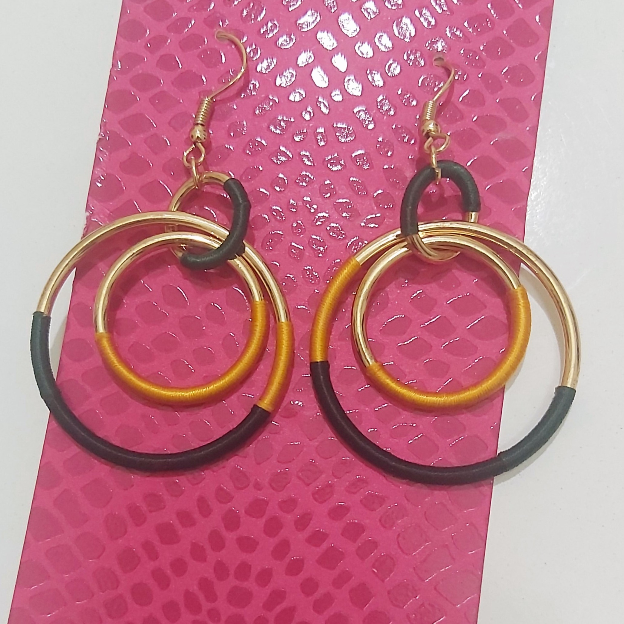 گوشواره ی زنانه و دخترانه حلقه های تو در تو هنری وارداتی همراه بارکد اسکن طول هفت سانتی متر مناسب هدیه