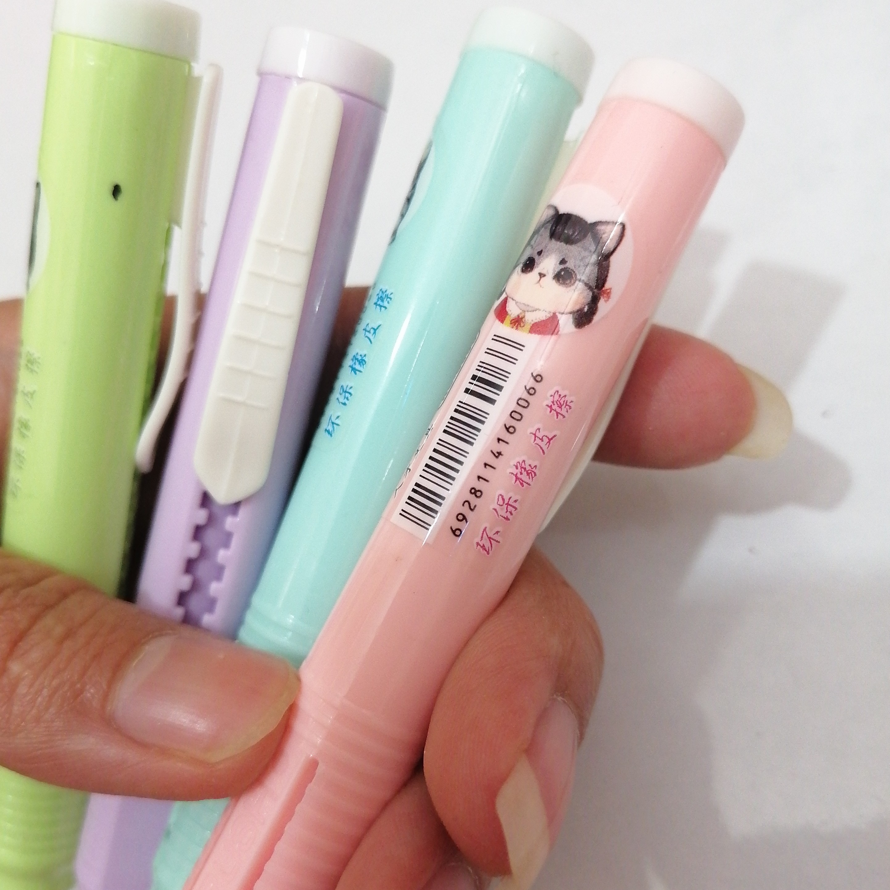 پاکن های کاتری طرح گربه در چهار رنگ بنفش سبز آبی آسمانی و صورتی موجود می باشد