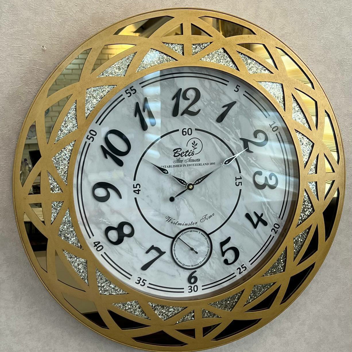 ساعت دیواری بتیس چوبی ترکیب با  آینه  نگین دار کد 6708 طلایی اعداد انگلیسی