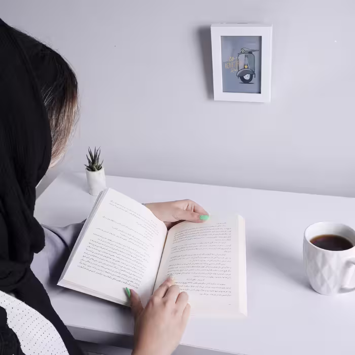 کتاب کی کجا و چگونه آقای ایزدی دیوار صوتی را می شکند؟ اثر احسان فولادی فرد نشر چشمه