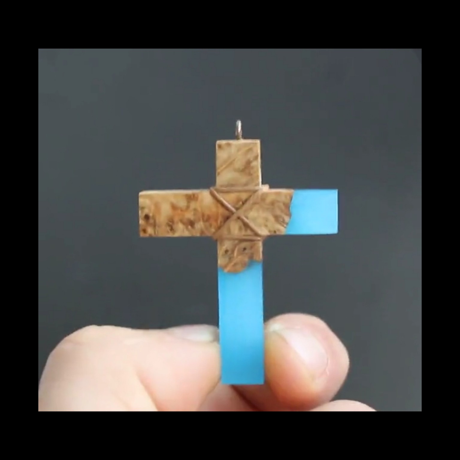 گردنبند شب رنگ رزینی چوبی طرح صلیب 