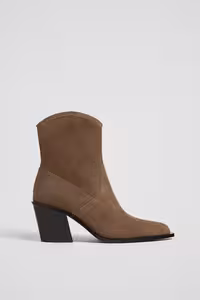 چکمه و بوت نود زنانه بوتی چرمی گاوچران روی مچ دست Stradivarius