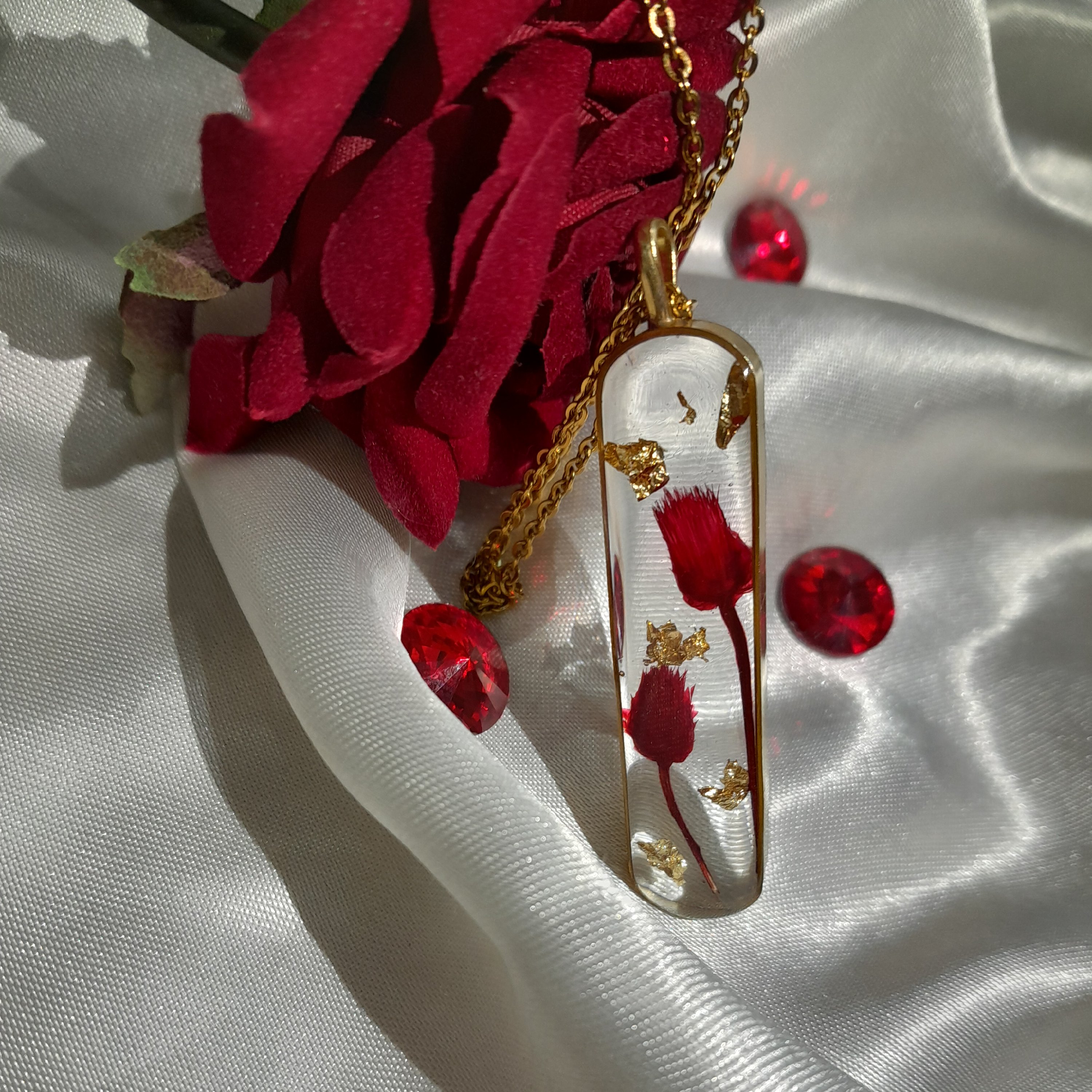 گردنبند رزینی گل سرخ با قاب برنجی و زنجیر و اتصالات استیل رنگ ثابت