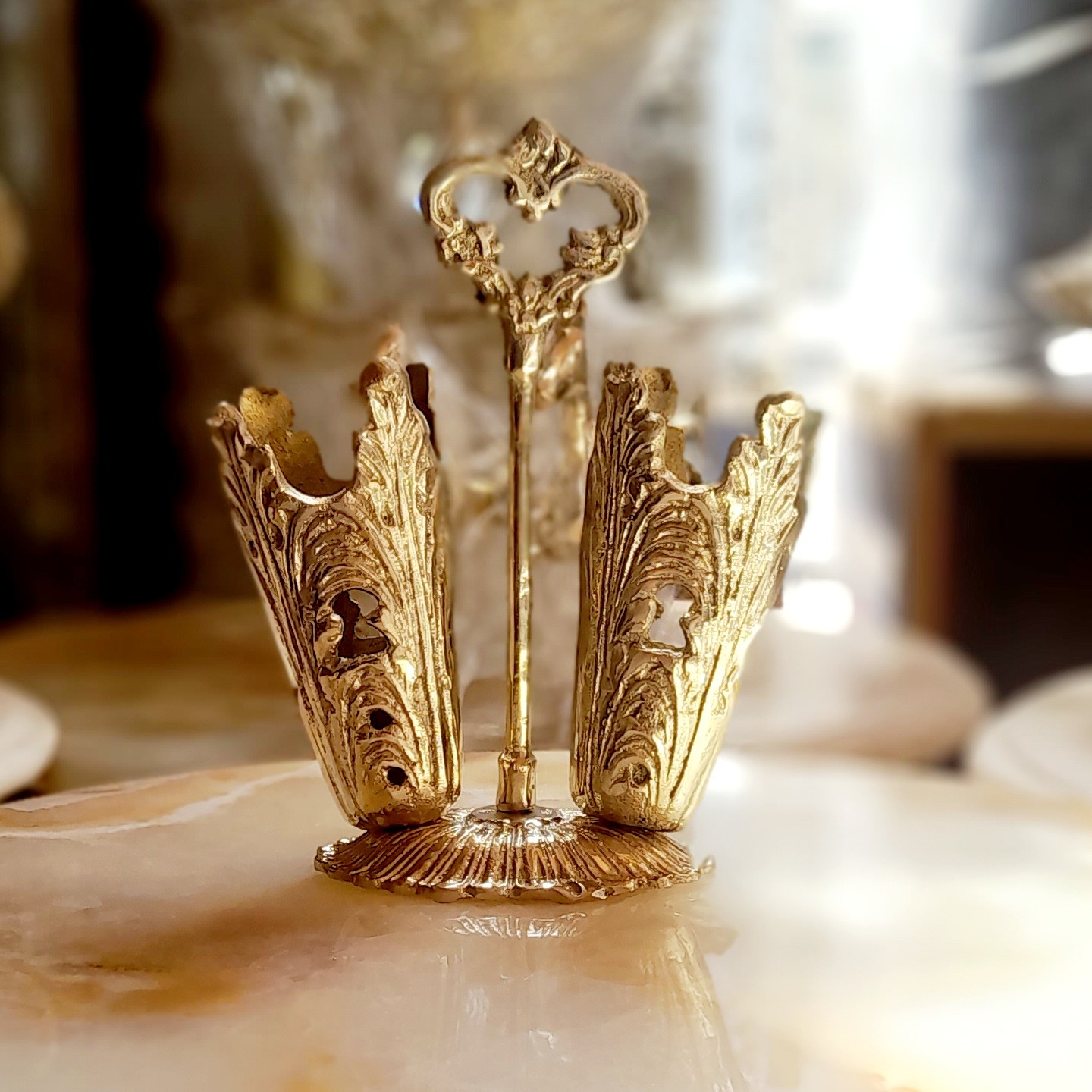 جا کاردی برنزی ایستاده 