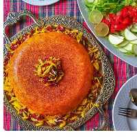 غذای خانگی ته چین مرغ زعفرانی و بادمجان با برنج ایرانی