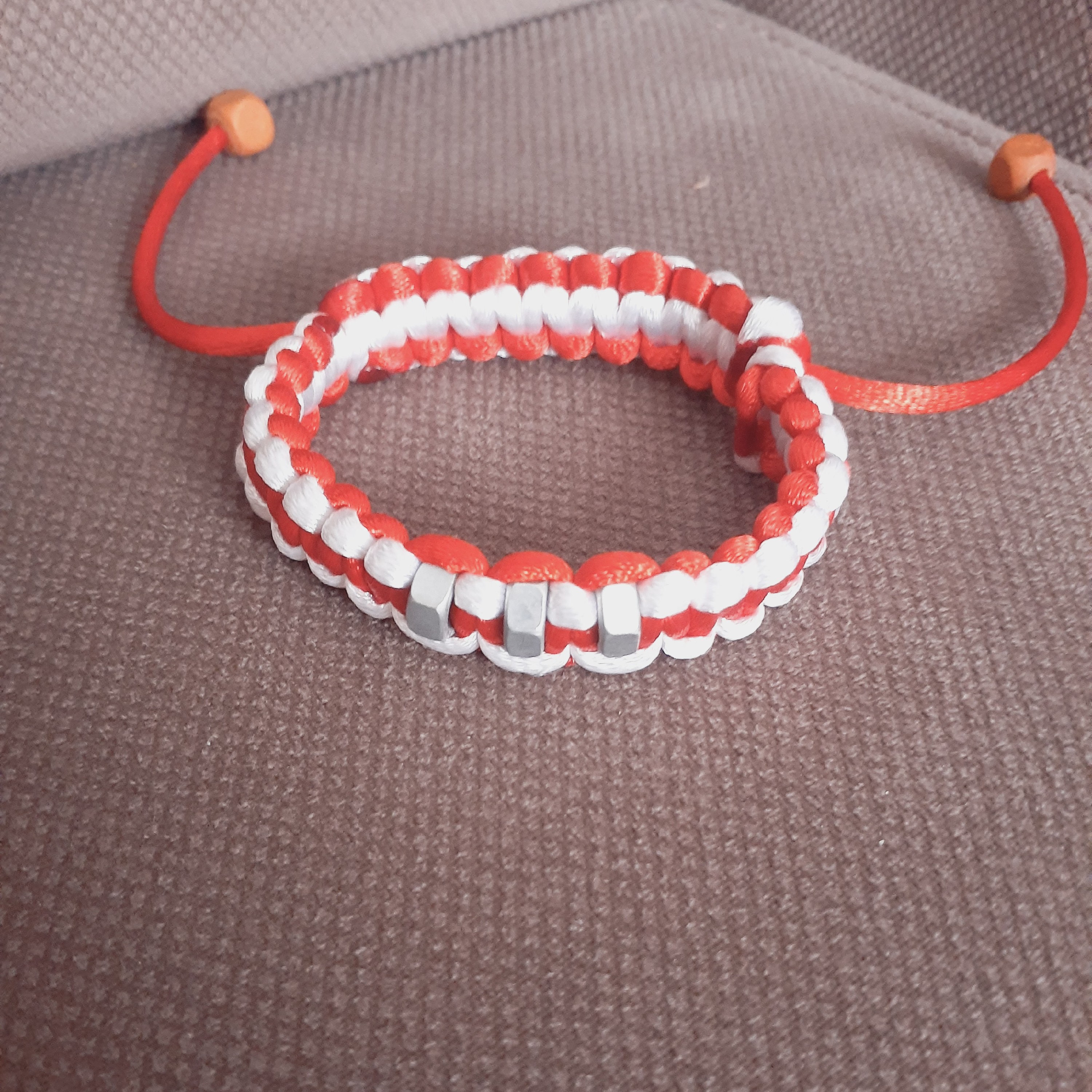 دستبند تک دستباف با محره استیل ضد زنگ رنگ قرمز وسفید برای دور مچ 12تا 16سانت