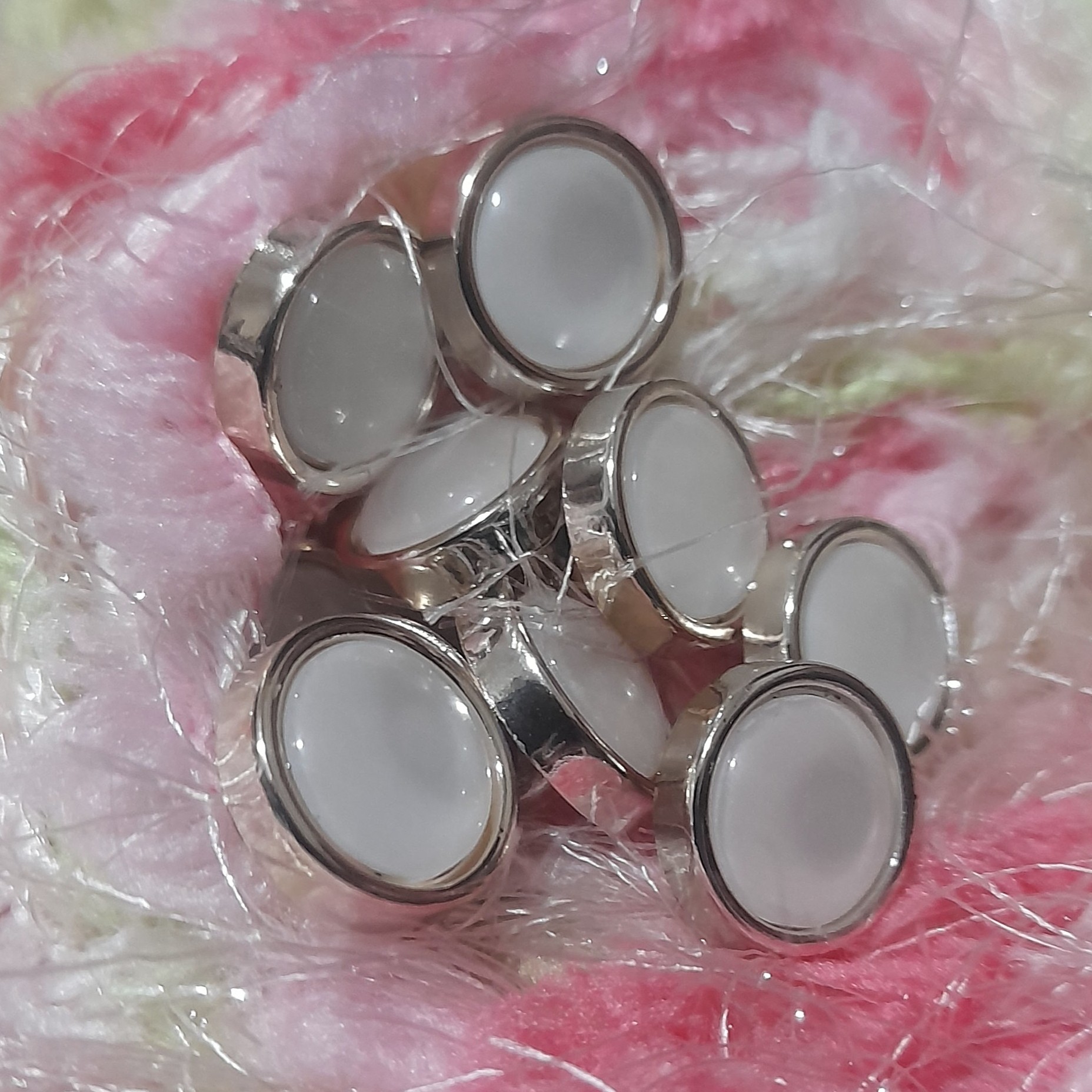 دکمه ی شومیزی رنگ صدفی دور طلایی