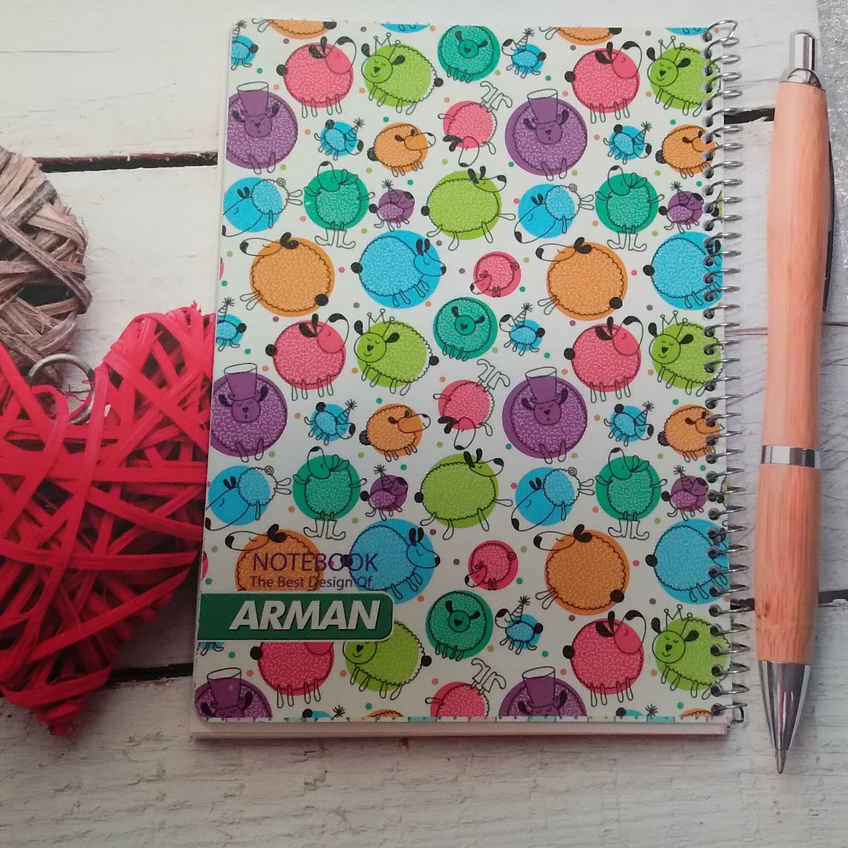 دفتر مشق 50 برگ سیمی ارمان طرح گوسفندهای رنگی جلد طلقی