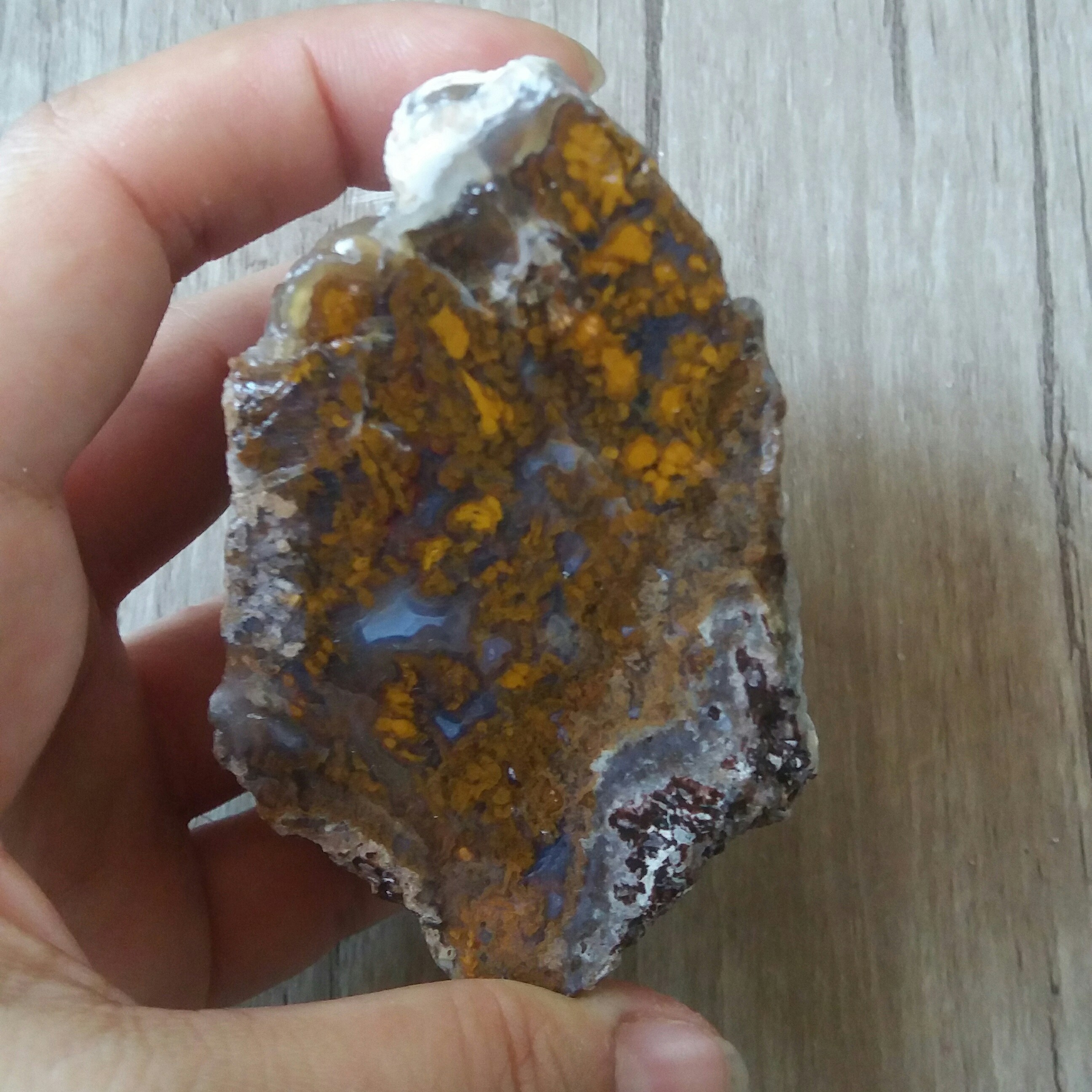 عقیق اصل پاییزی با رنگ طبیعی مناسب دکور منزل یا ویترین مغازه و سنگ درمانی یا برای ساخت نگین اصل طول عقیق اصل 7.4 سانته