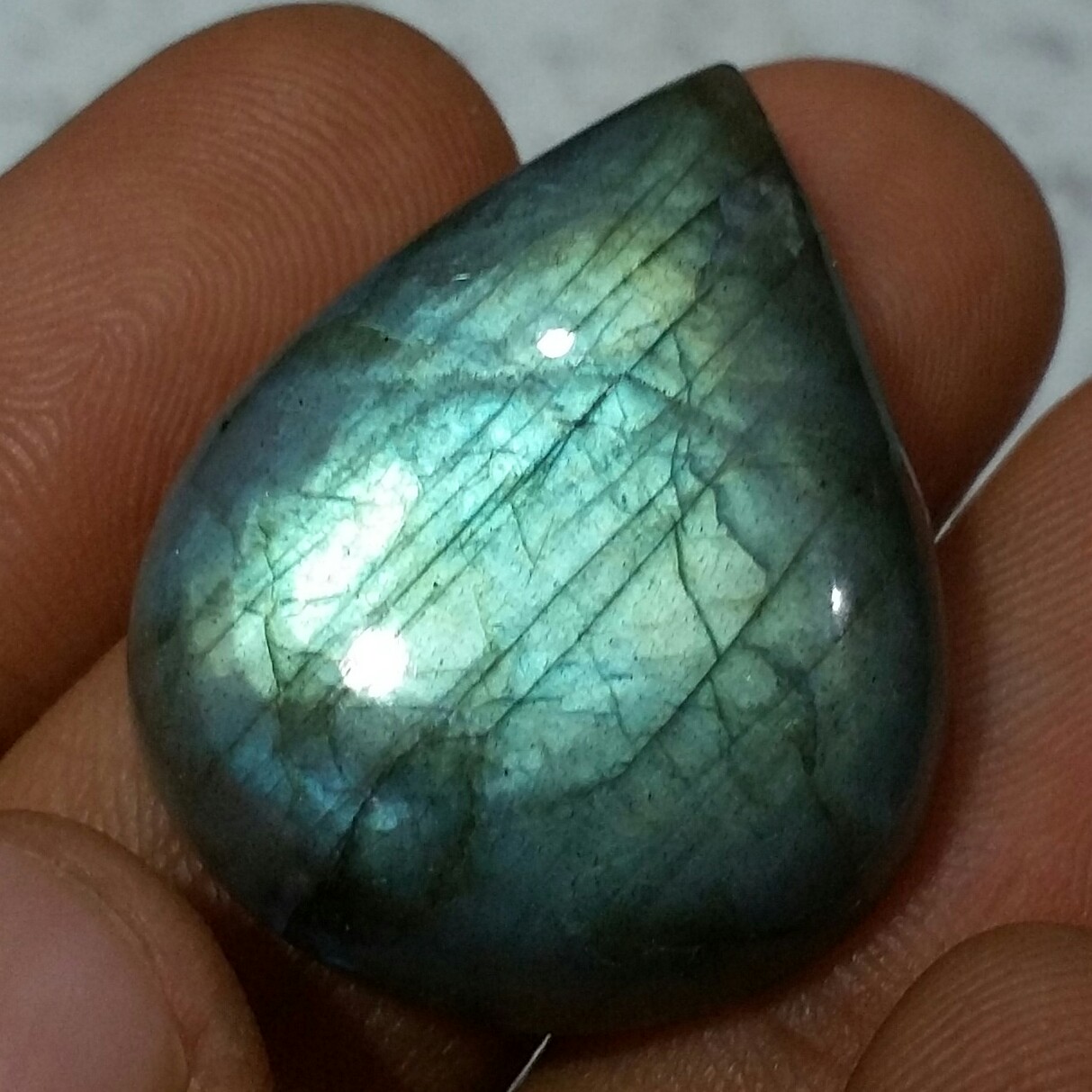 نگین لابرادوریت وارداتی از کشور لابرادور کانادا با تلالوئی بسیار بی نظیر و کمیاب کد 11153