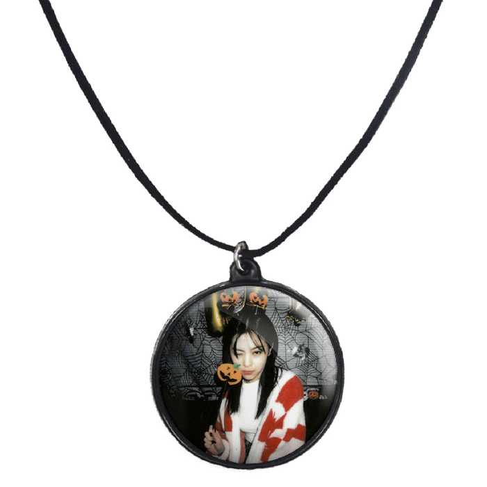 گردنبند پرمانه طرح گروه موسیقی ایتزی کد pmb.13065 مدل دو طرفه