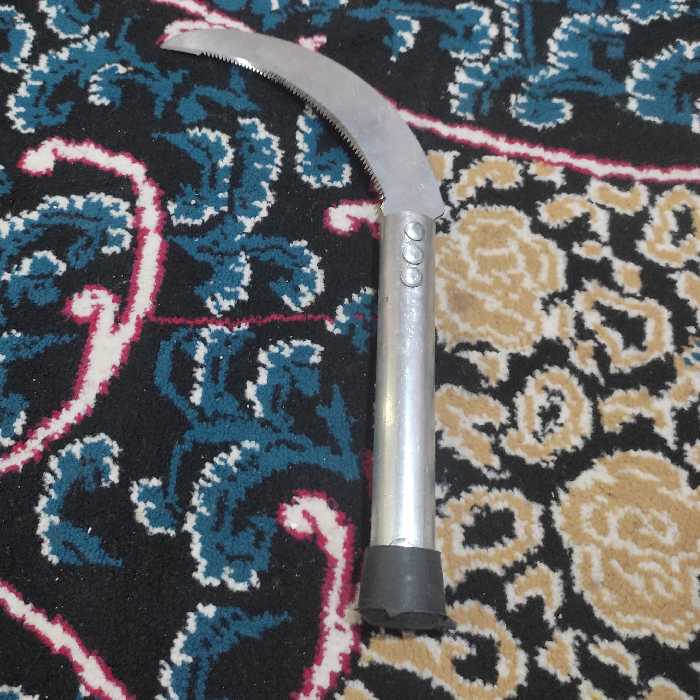 داس هلالی دسته فلزی با کیفیت ورق داس از جنس فنر باکیفیت و عالی این داس هم به صورت تک هم عمده به فروش می رسد 