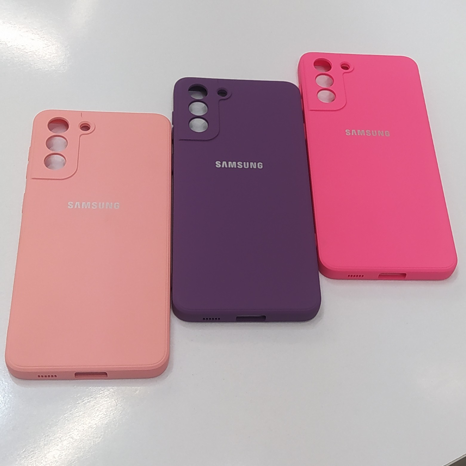 کاور گوشی سامسونگ  S21 plus  جنس کاور سیلیکونی دارای محافظ لنز دوربین ضد ضربه و بسیار مقاوم 