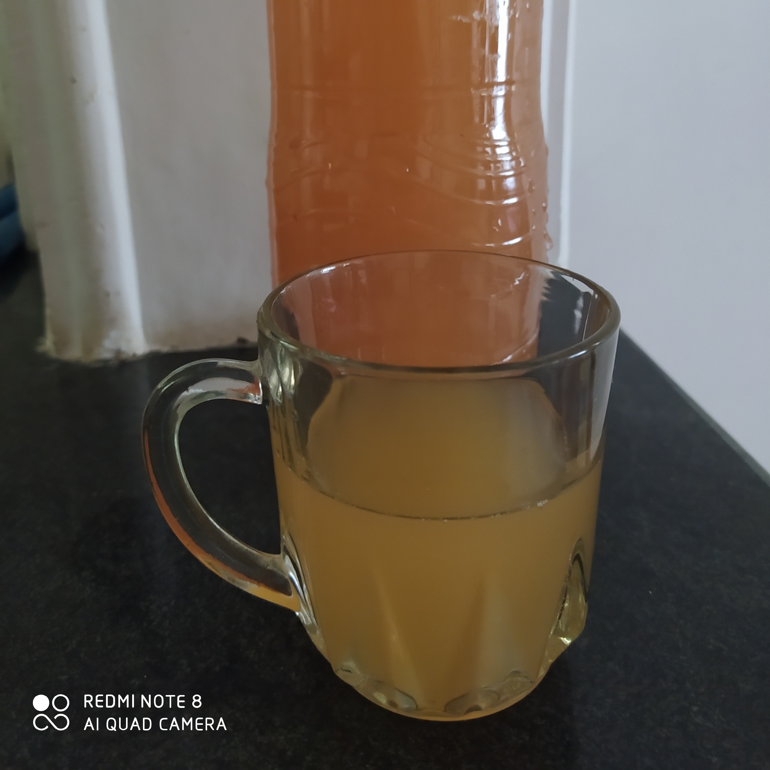 سرکه سیب طبیعی بدون هیچگونه مواد افزودنی وکاملا طبیعی در بطریهای یک لیتری