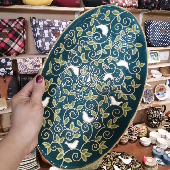 دیس بزرگ لعاب خورده با نقش و نگار مینای برجسته