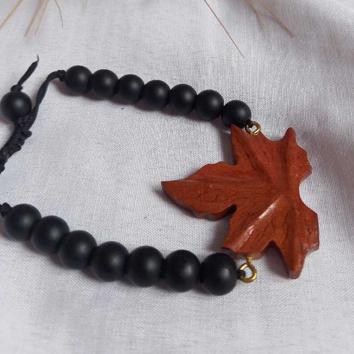 دستبند چوبی طرح برگ            