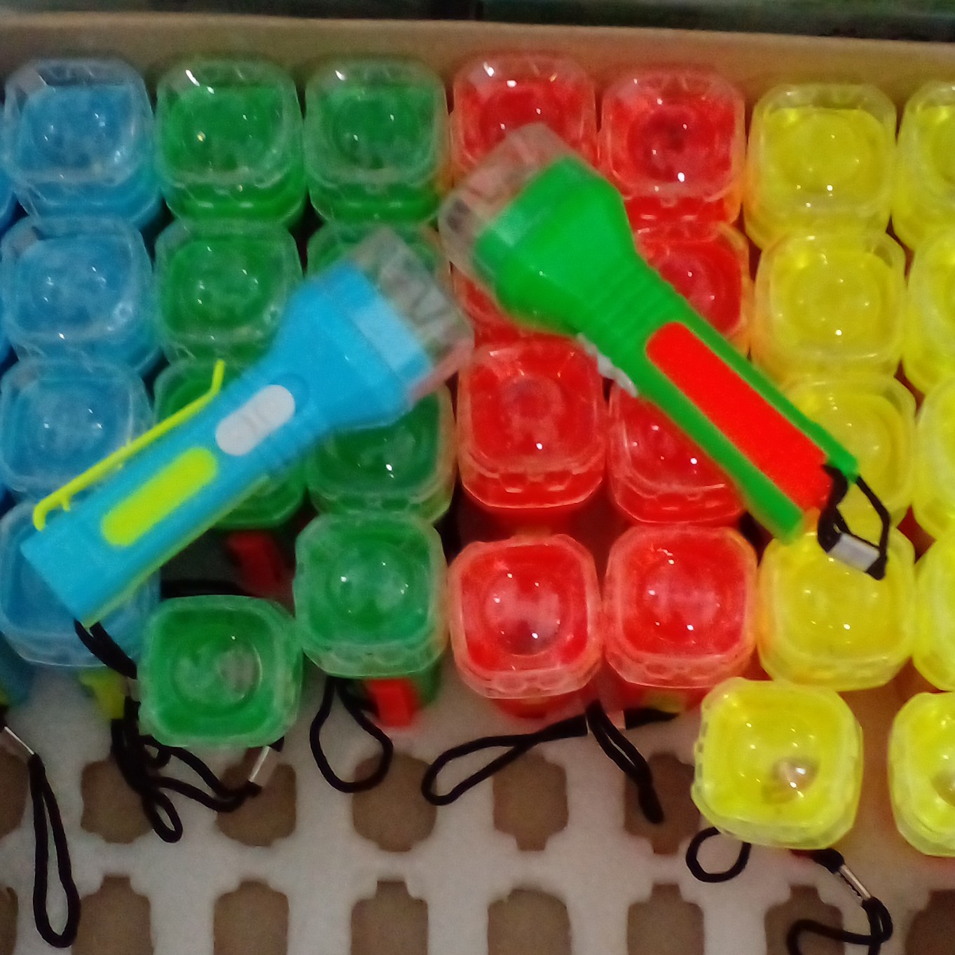 چراغ قوه اسباب بازی سایز 2 با نوردهی مناسب و بند جهت آویز و نصب به شلوار و کمربند