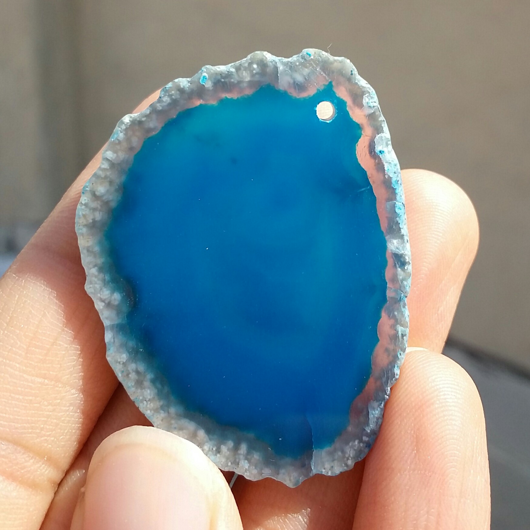 اسلایس سنگ راف عقیق برزیلی سوراخ دار مناسب گردنبند گردن آویز رومانتویی بسیار خوش رنگ کد 11722