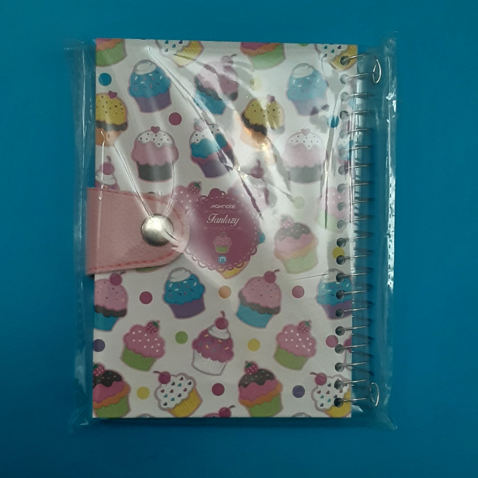 دفترچه یادداشت سیمی.برندNAHAL.جلد سخت.دکمه دار.100 برگ خط دار.طرح فانتزی.رنگی