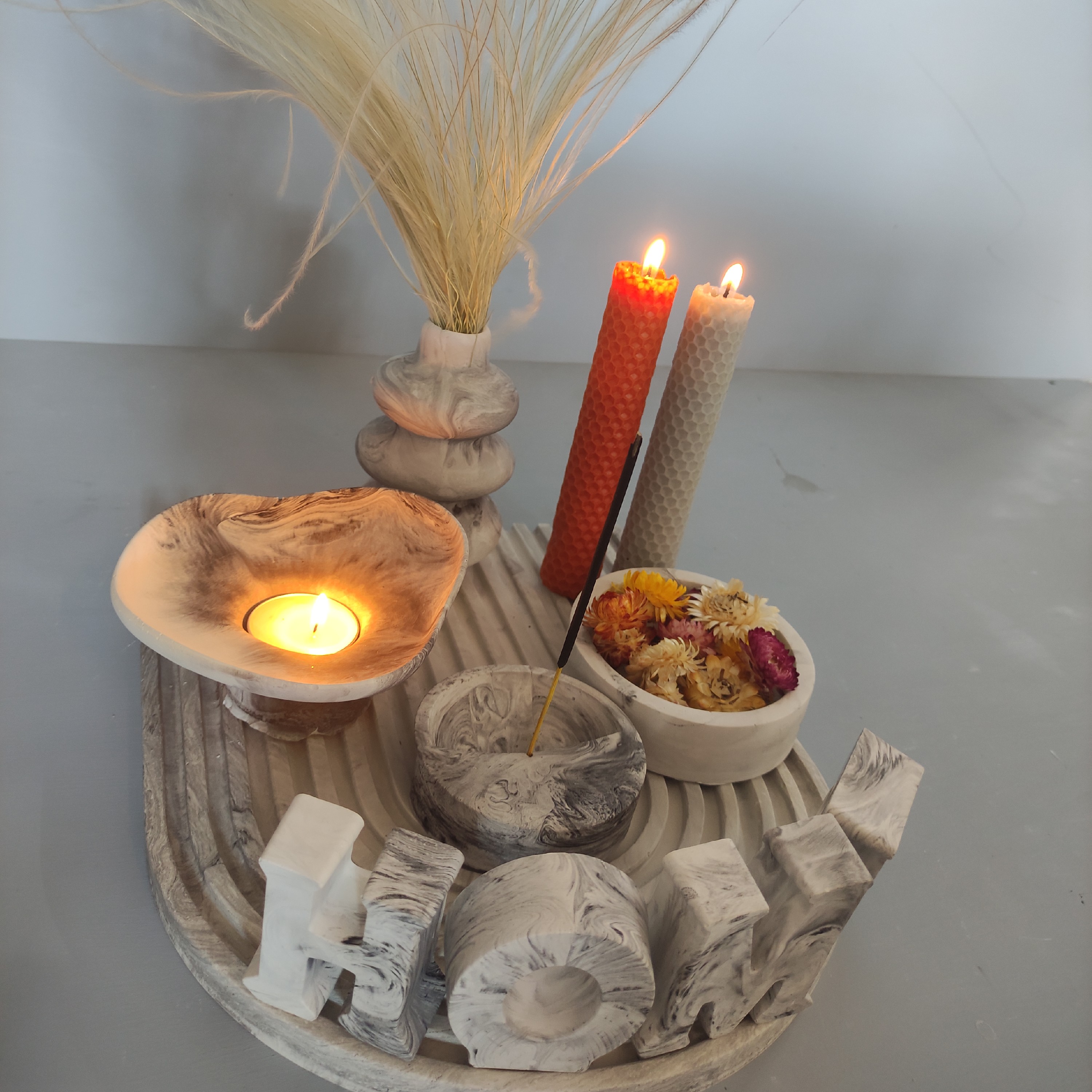 اکسسوری سنگی با سینی رنگین کمان 