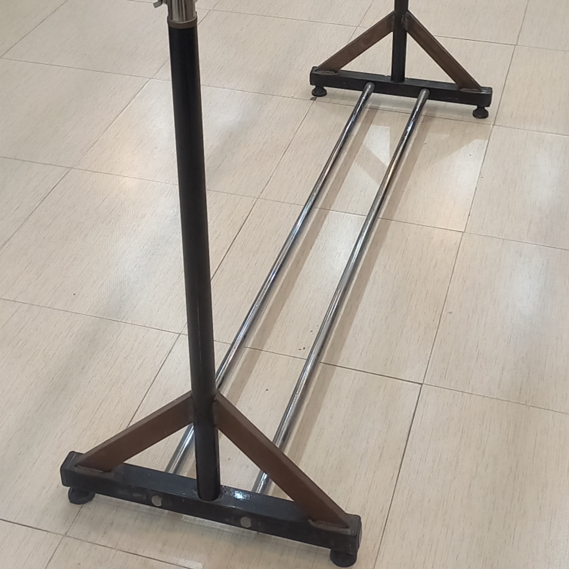 رگال لباس فروشگاهی پایه فولادی قابل تنظیم ارتفاع متعلقات روکش کروم پایه تقویت شده