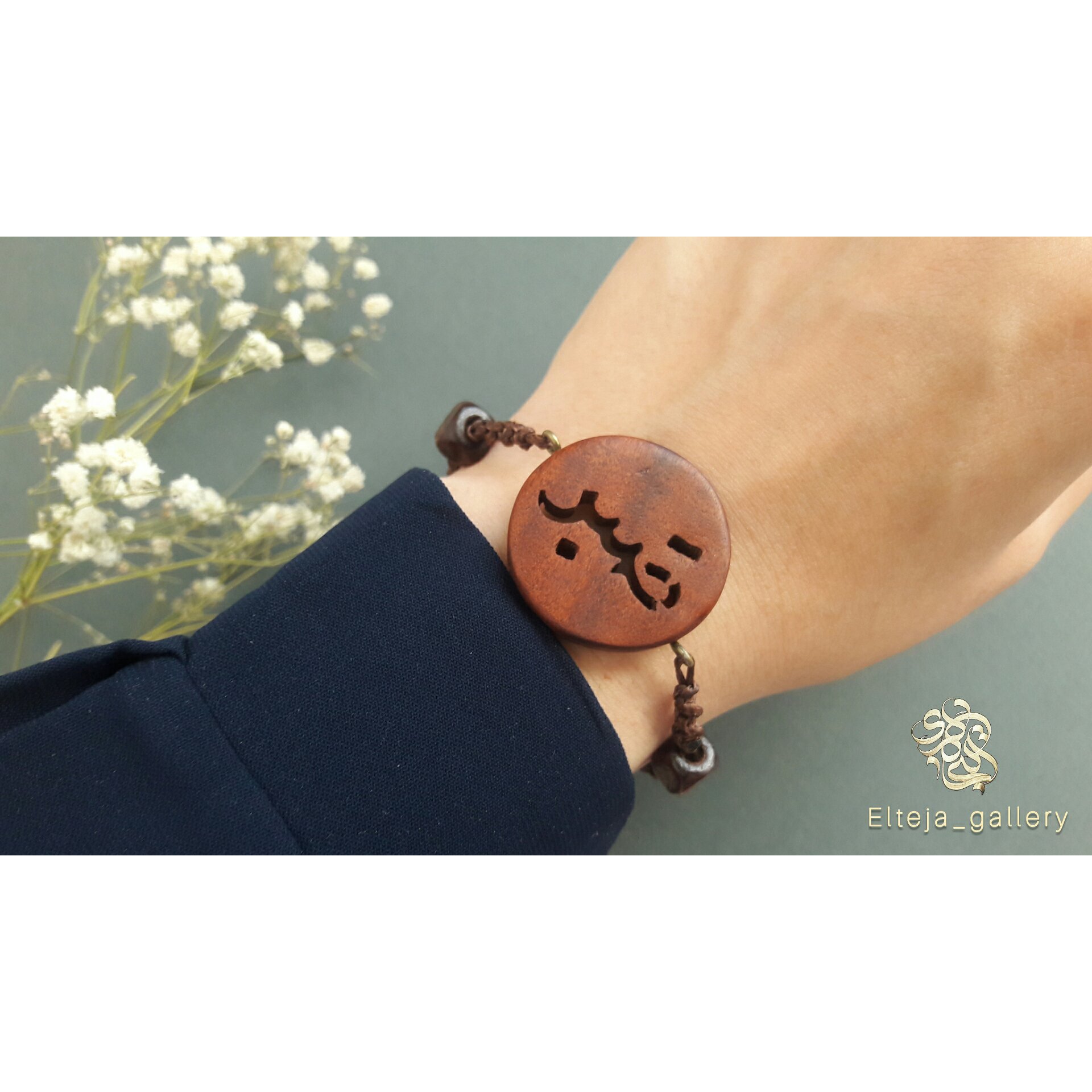 دستبند چوبی دستساز با بند کشویی چرمی و مهره چوبی