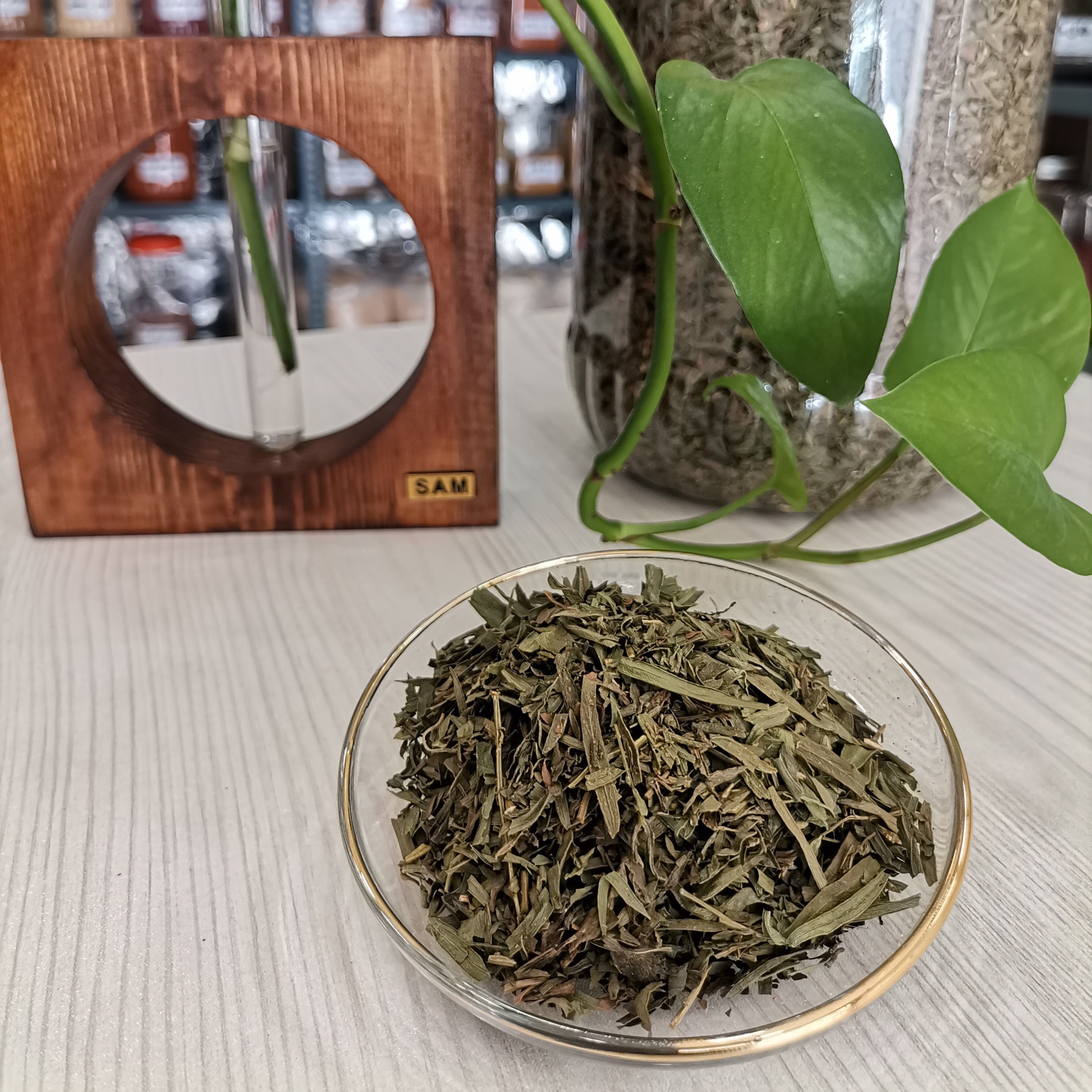 ترخون خشک خانه ادویه در بسته بندی های  100 گرمی تمیز  و بهداشتی 