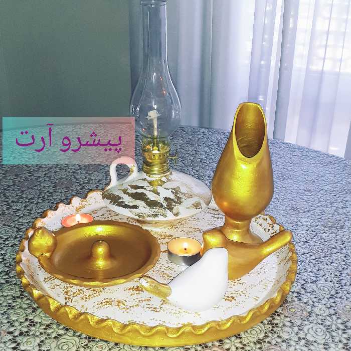 ست رومیزی سفالی سفید وطلایی شامل سینی 32سانتی وچراغ گردسوز وجاعودی وقلمدون ودوعدد مرغ آمین