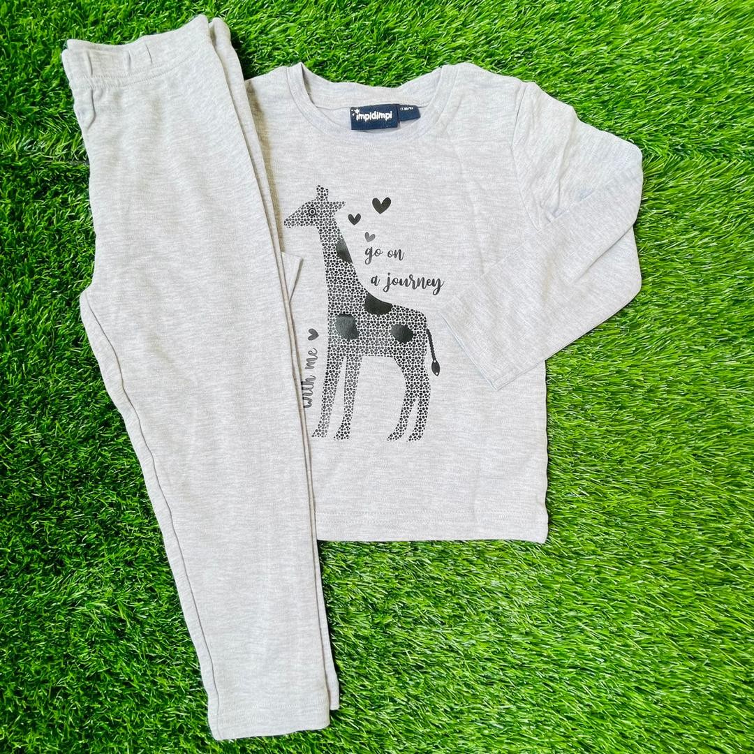 بلوز و شلوار منزلی بچگانه آلمانی 1 تا 2 سال نخ پنبه اورجینال ضد حساسیت رنگ طوسی با طرح زرافه