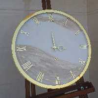 ساعت دیواری طرح روسی قطر 60 تم سفید کرم طلایی (پس کرایه)