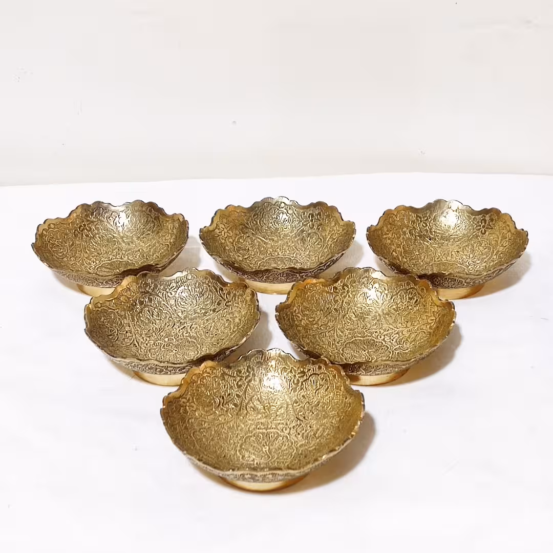 پیاله برنجی هندی پیاله برنزی هندی با قطر10 سانتیمتر دو رو طرح دار با طرح طاووس کاملا کاربردی و قابل مصرفی ظروف پذیرایی
