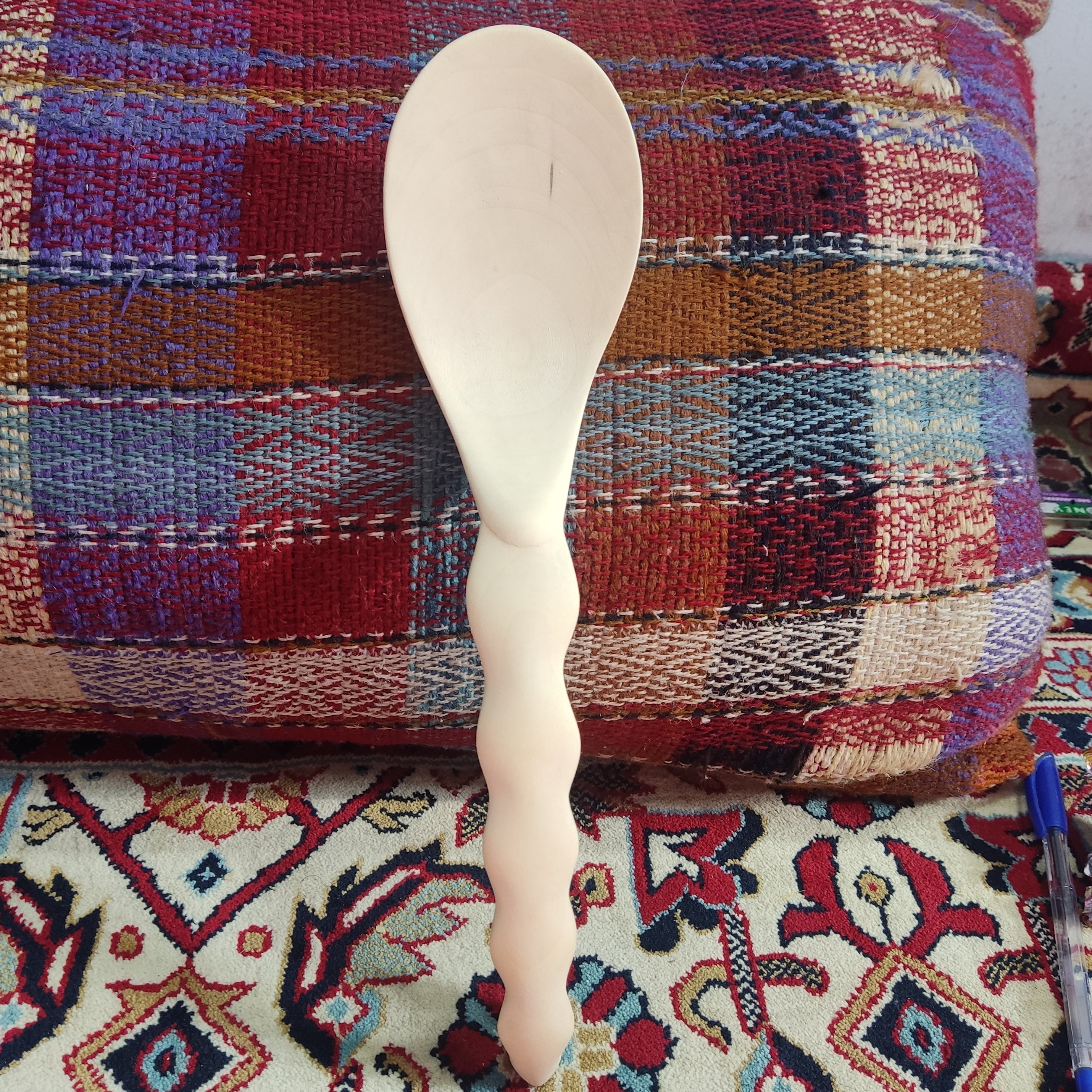 کفگیر چوبی  از جنس چوب درخت افرا ساخته شده و مناسب سرخ کردن و پخت و سرو برنج و انواع غذا ها است 