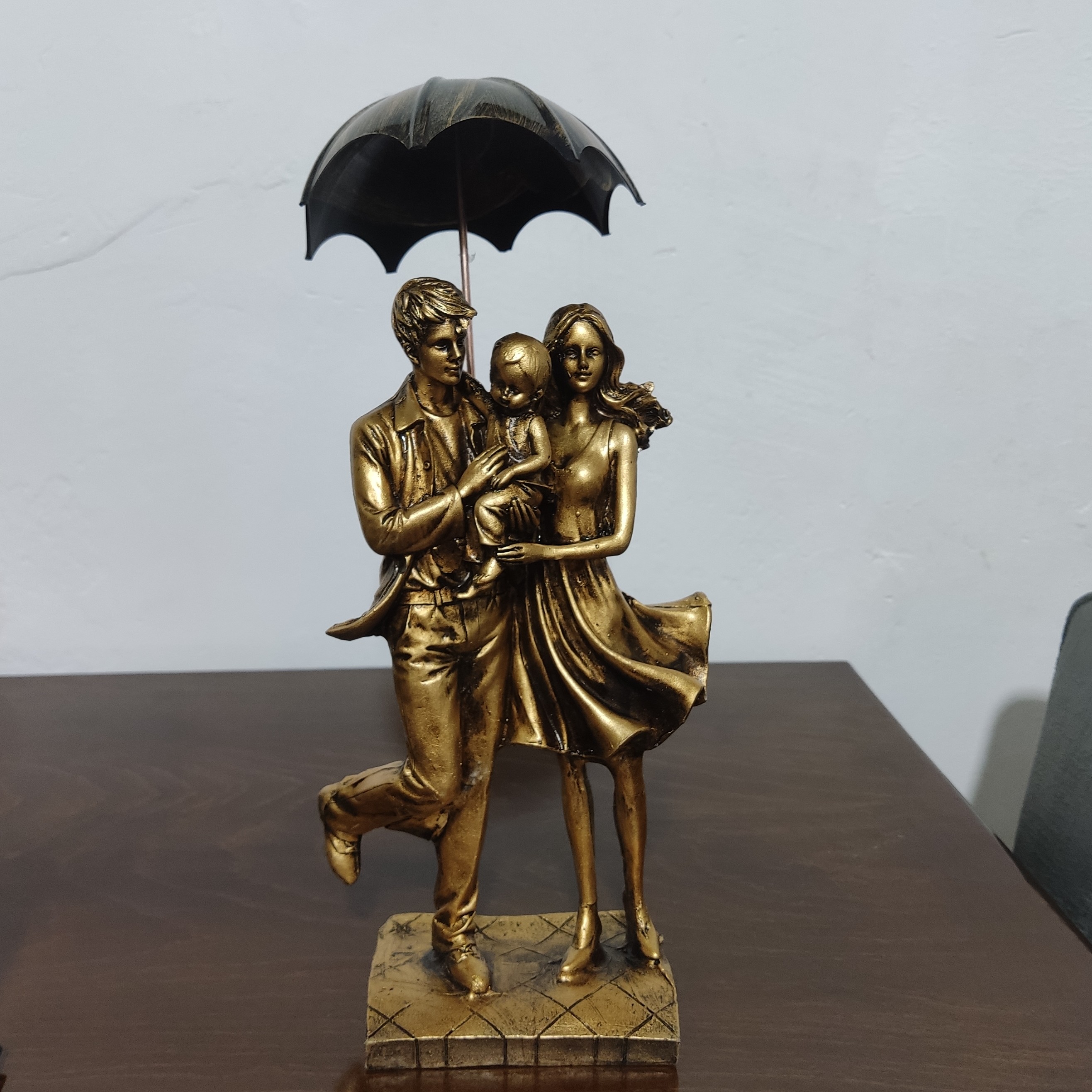 مجسمه پلی استر رنگ برنز نماد خانواده دکوری باانرژی مثبت برای فضای خانه