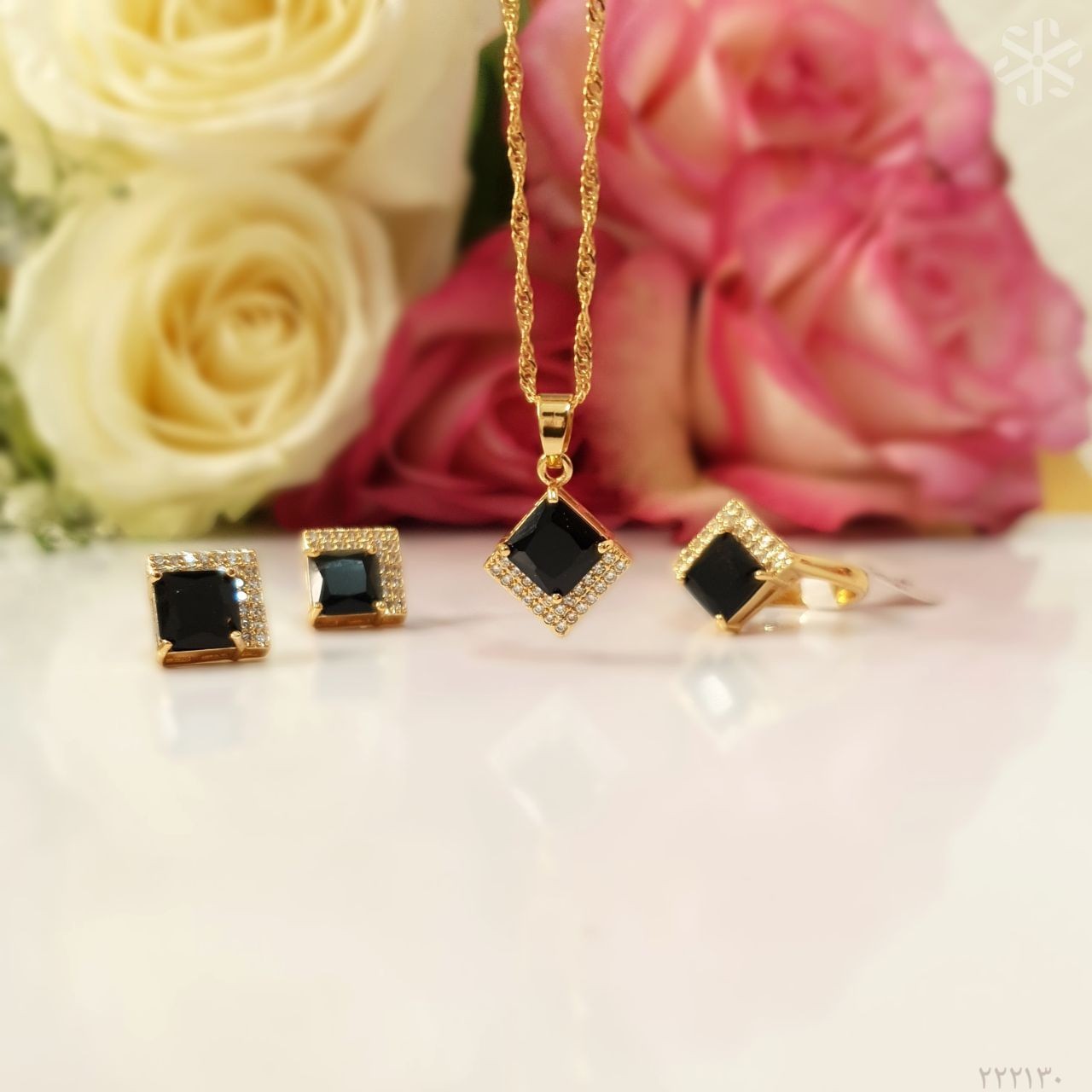 نیمست دخترانه و زنانه رنگ مشکی و سفید ورق بزنید