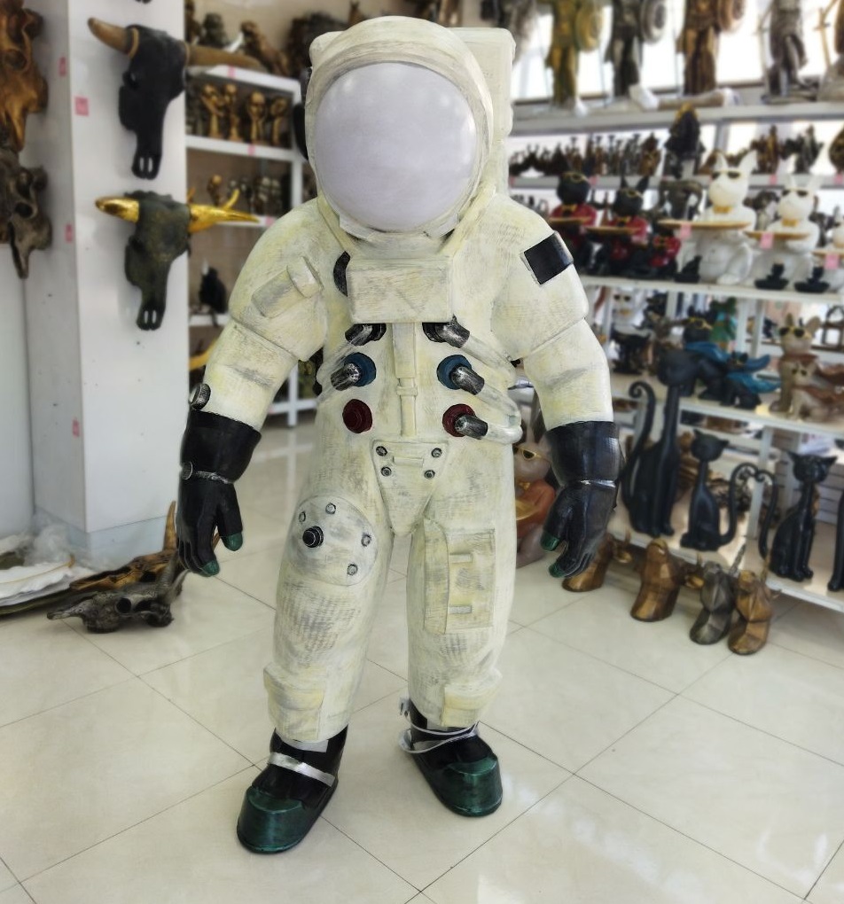 فضانورد بزرگ ایستاده