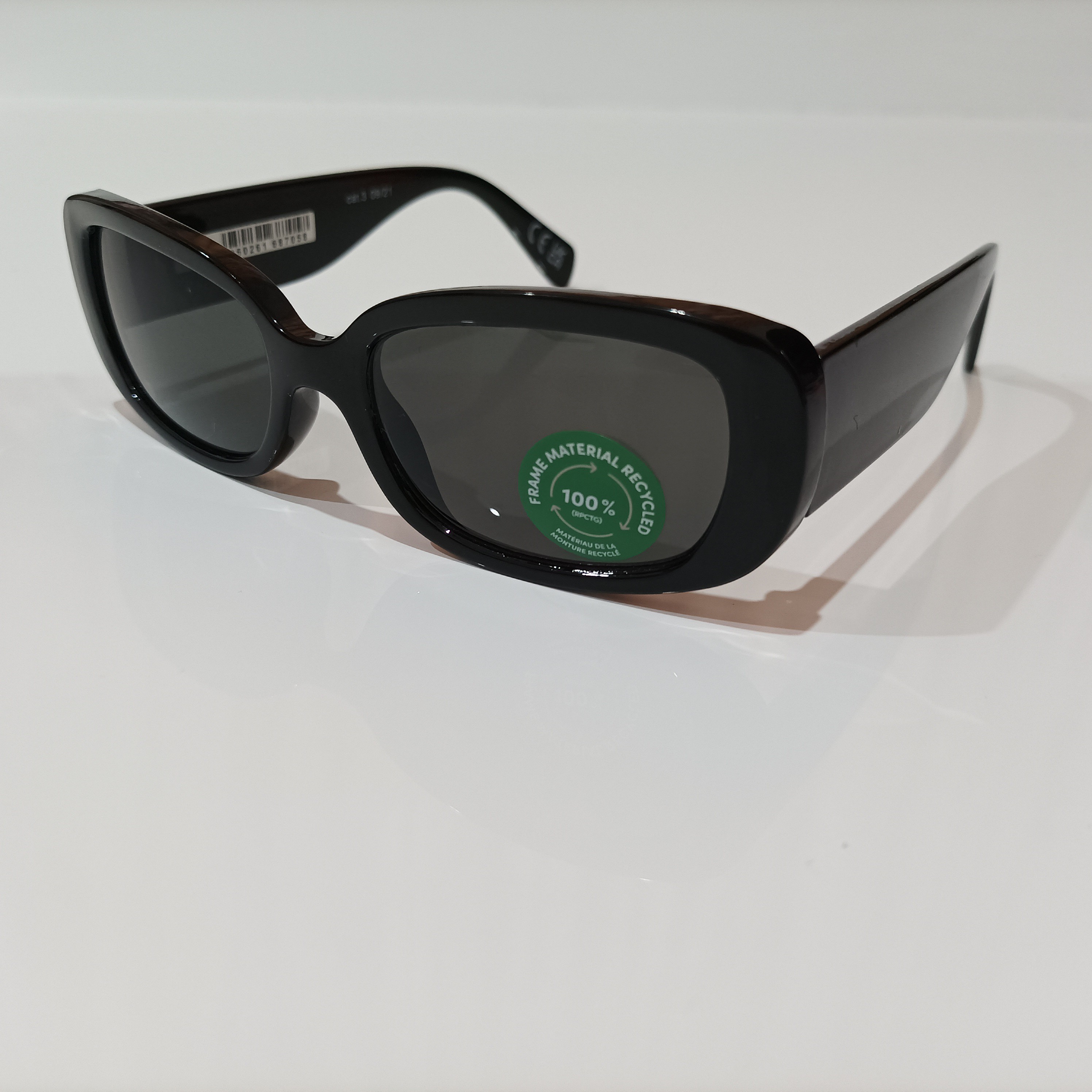 عینک آفتابی کد 115 محصول شرکت beeline آلمان UV400 برند accessories به همراه شناسنامه محصول و کاور  