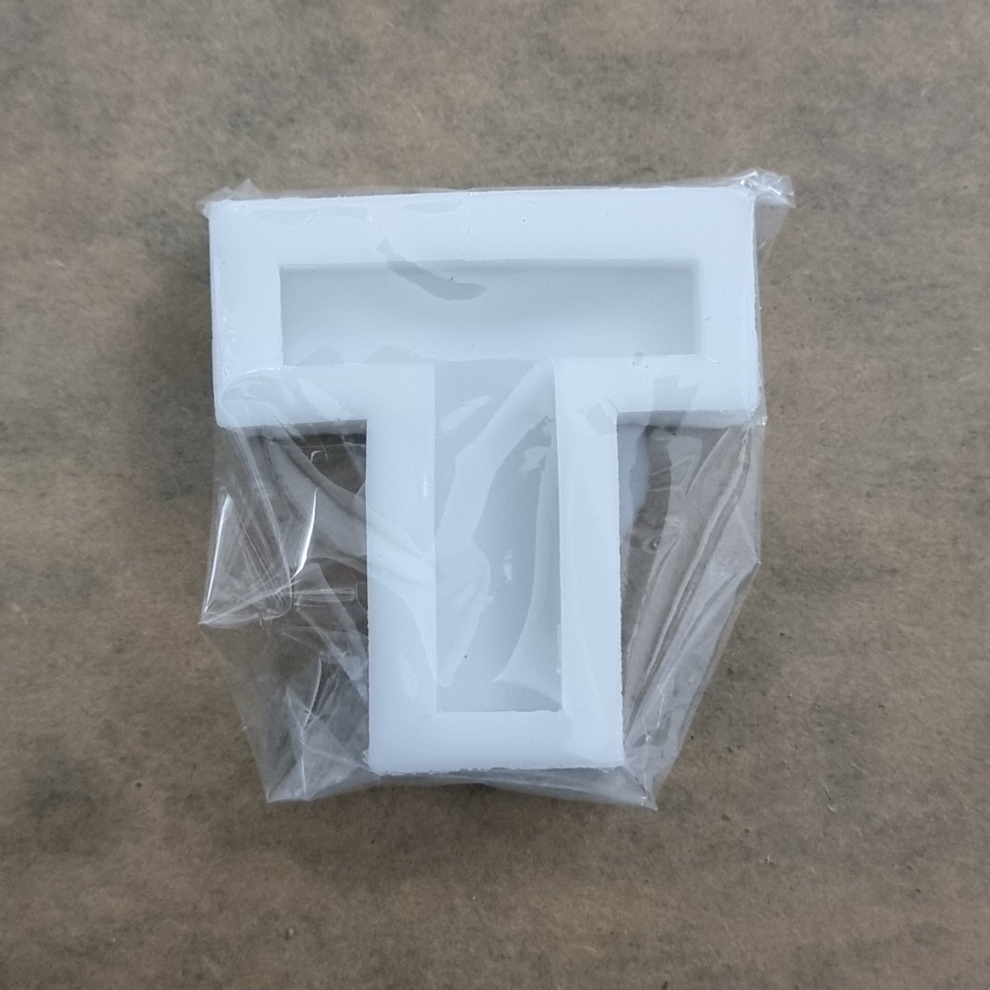 قالب سیلیکونی حرف T سایز 4سانتی و ضخامت نیم سانتی متری