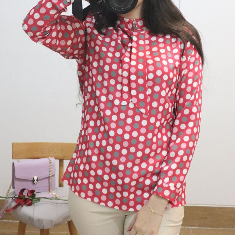 شومیز  کرپ اعلا با تنخوری بسیار زیبا دو رنگ زیبا داره