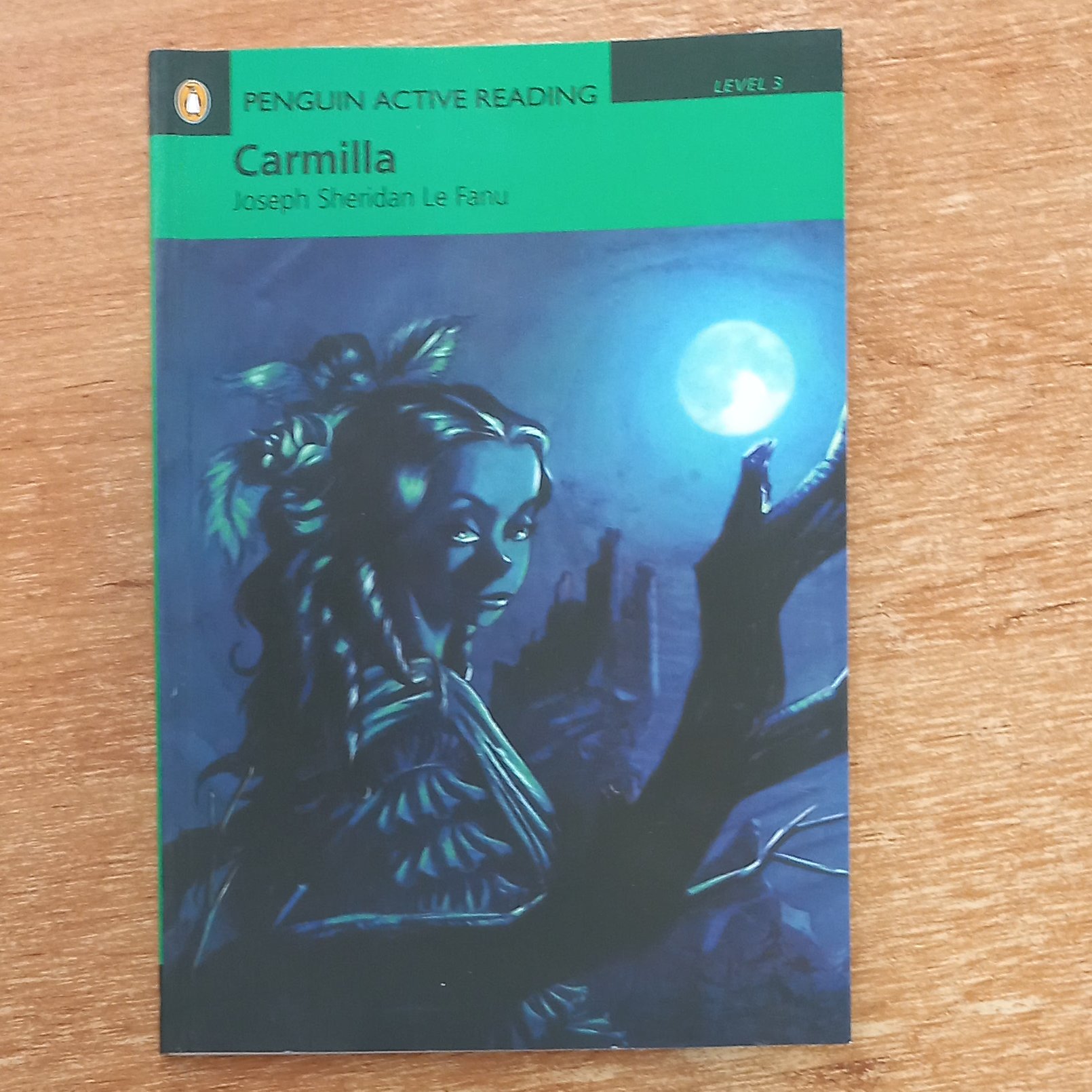 کتاب داستان کوتاه انگلیسی کارمیلا Carmilla  از انتشارات پنگوئن 