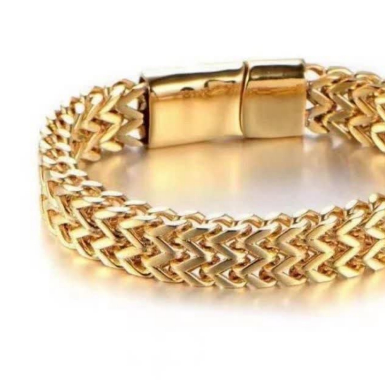 دستبند به رنگ طلایی استیل هست و  رنگ ثابت هست و زیبا هست 