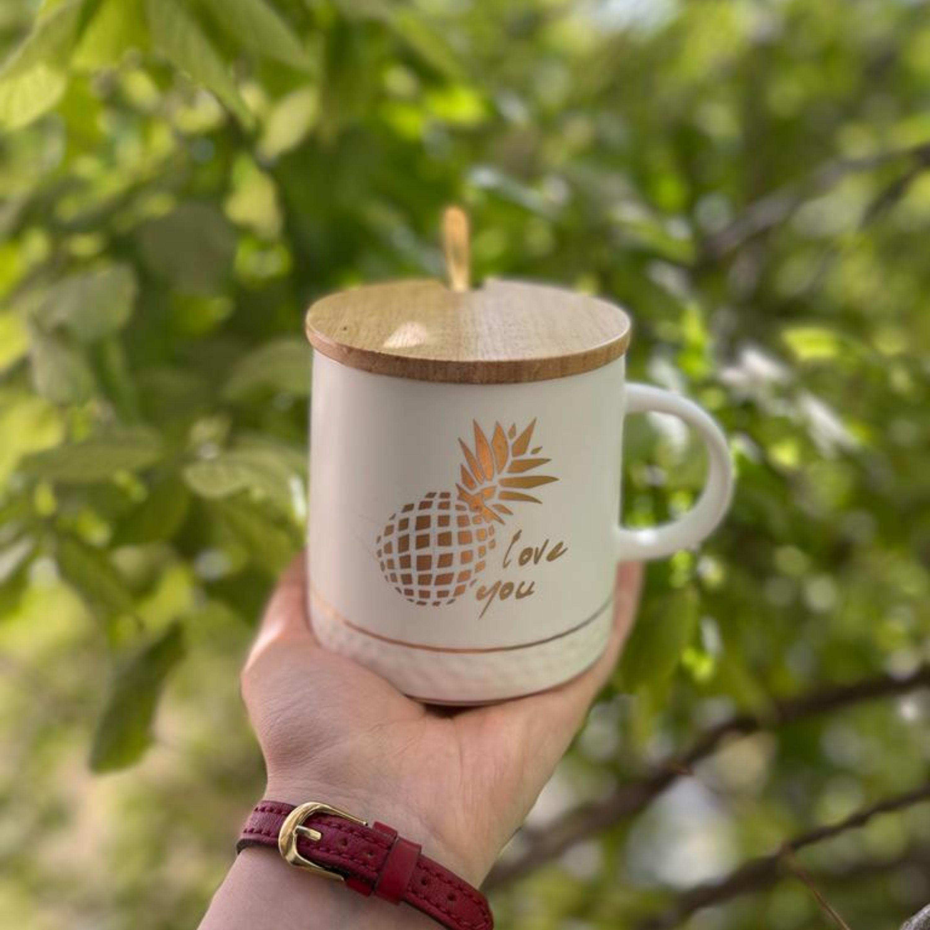 ماگ سرامیکی همراه درب بامبو و قاشق طلایی