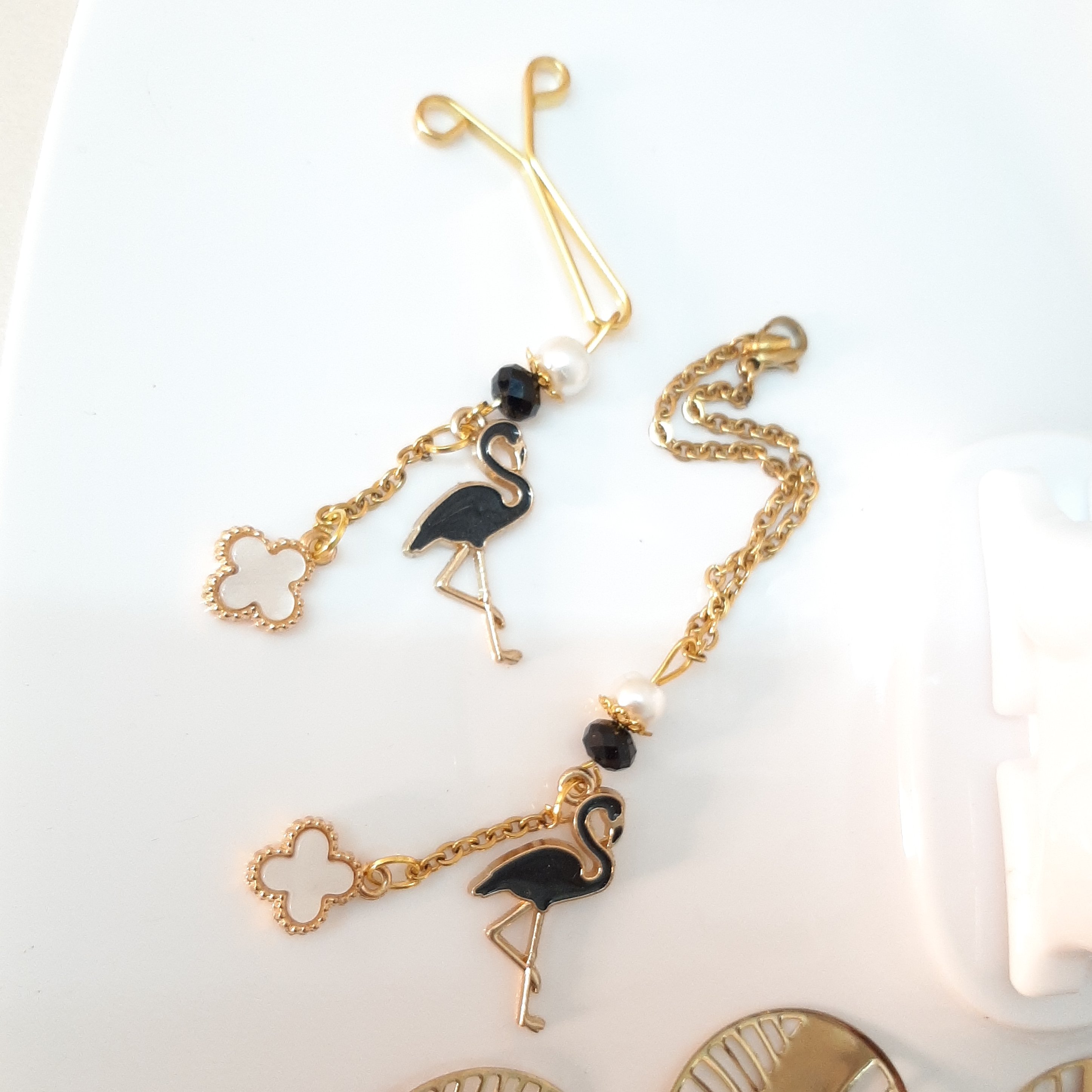 گیره روسری و اویز ساعت فلامینگو مشکی