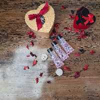 پرایمر کالیا بیوتی رز  با زیر سازی روی صورت باعث میشود که کرم پودر  یکدست روی صورت بنشیند