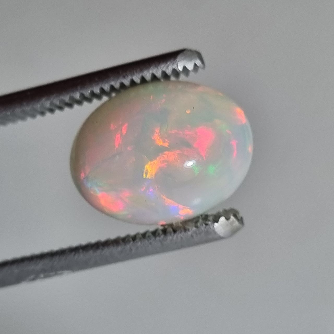 اوپال سفید با رفلکس زیبا بیضی شناسه 8175