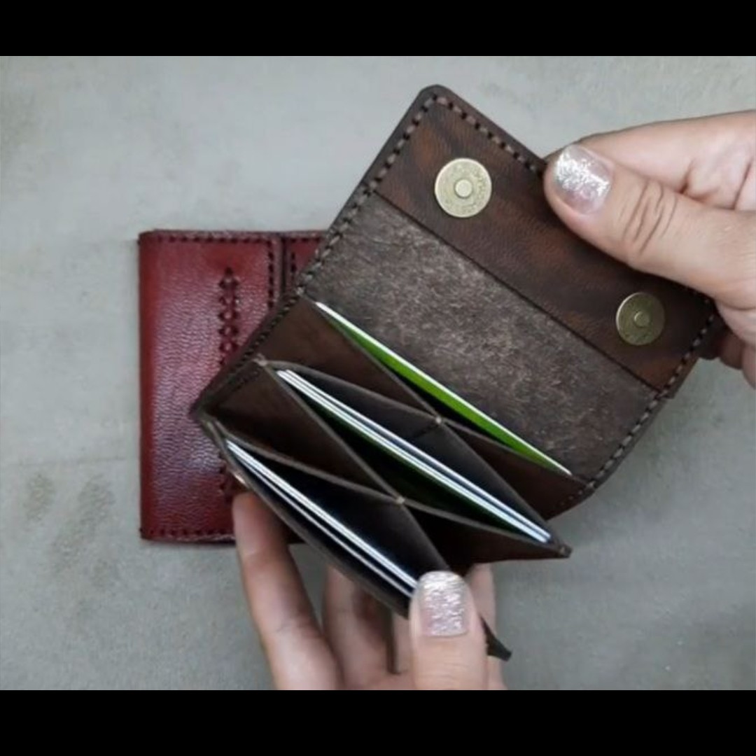 جاکارتی آکاردئونی افقی دوخته شده با چرم طبیعی شتری و نخ موم زده قابل سفارش در رنگ و چرم دلخواه