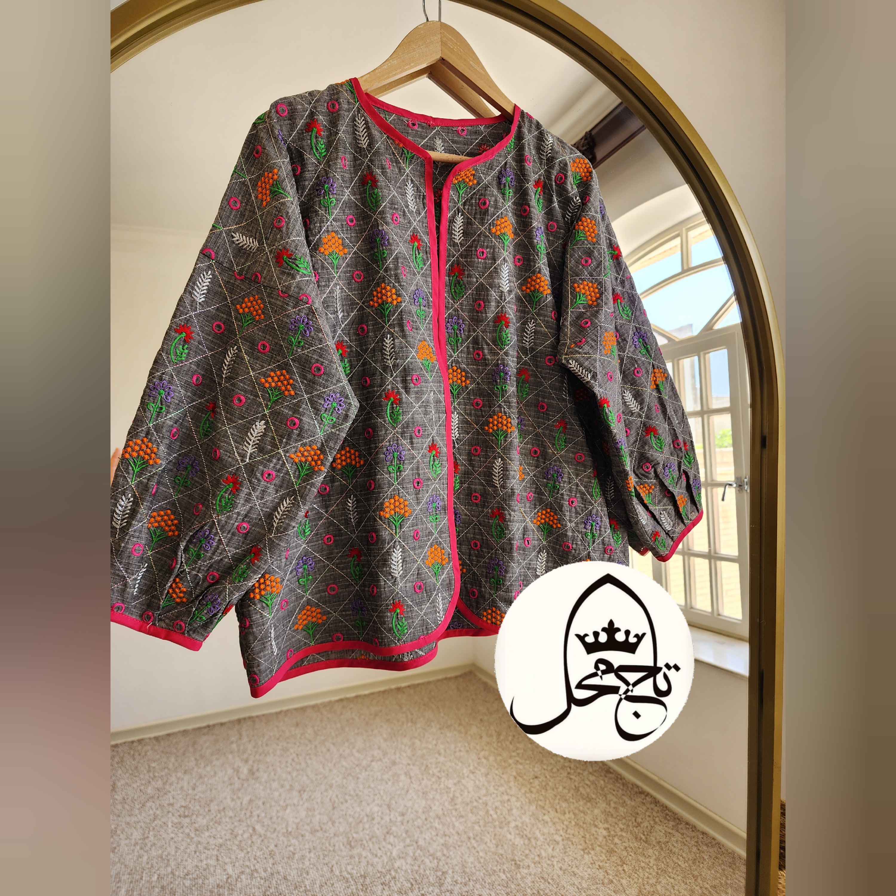 کت سوزن دوزی مغزی دوزی شده
رنگ خاکستری
فری سایز 38تا42
قد 65