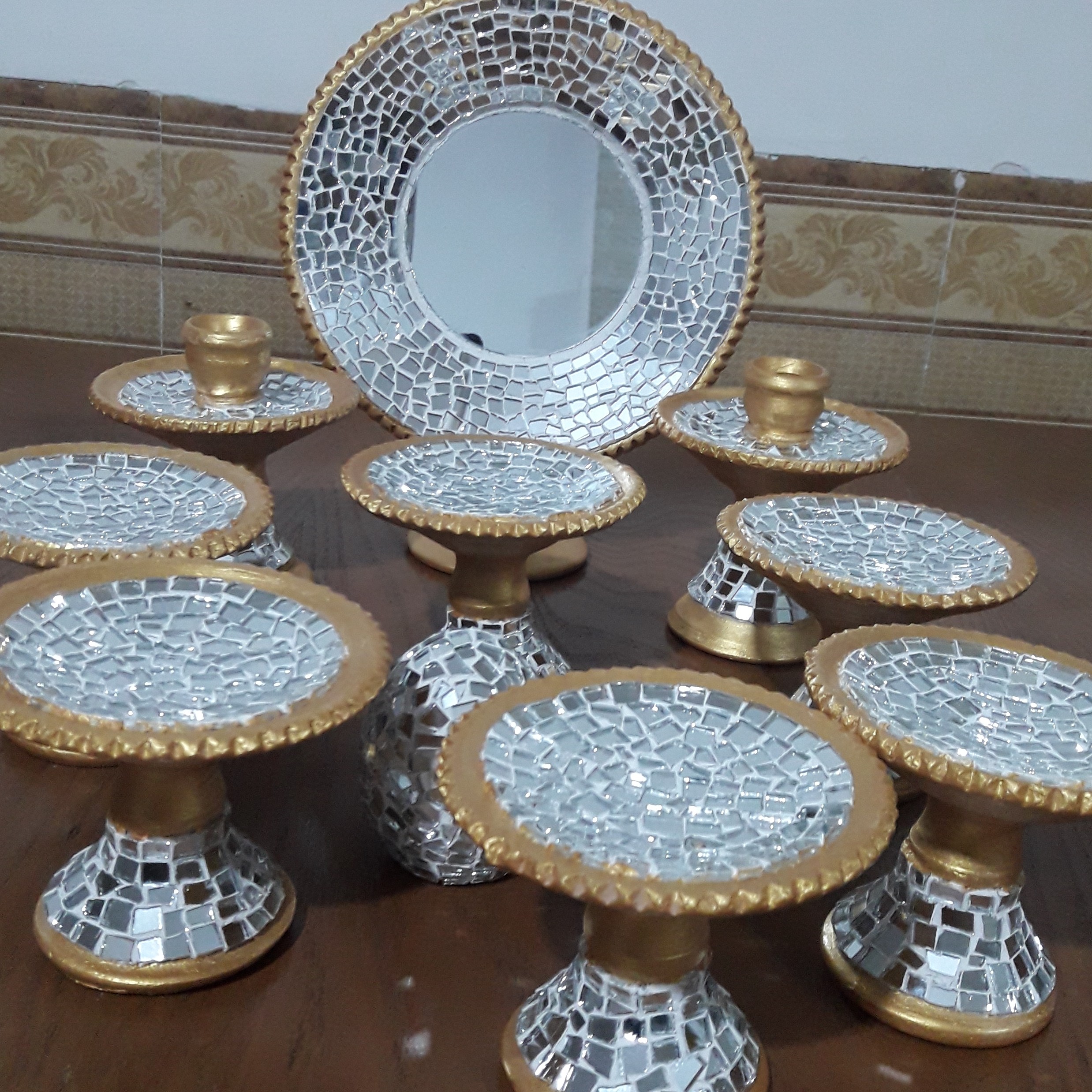 سفره ی هفت سین سفید طلایی  شامل 2عدد تخم مرغ 6عدد جام هفت سیت لب چین یک عدد اینه دوعدد جاشمعی 